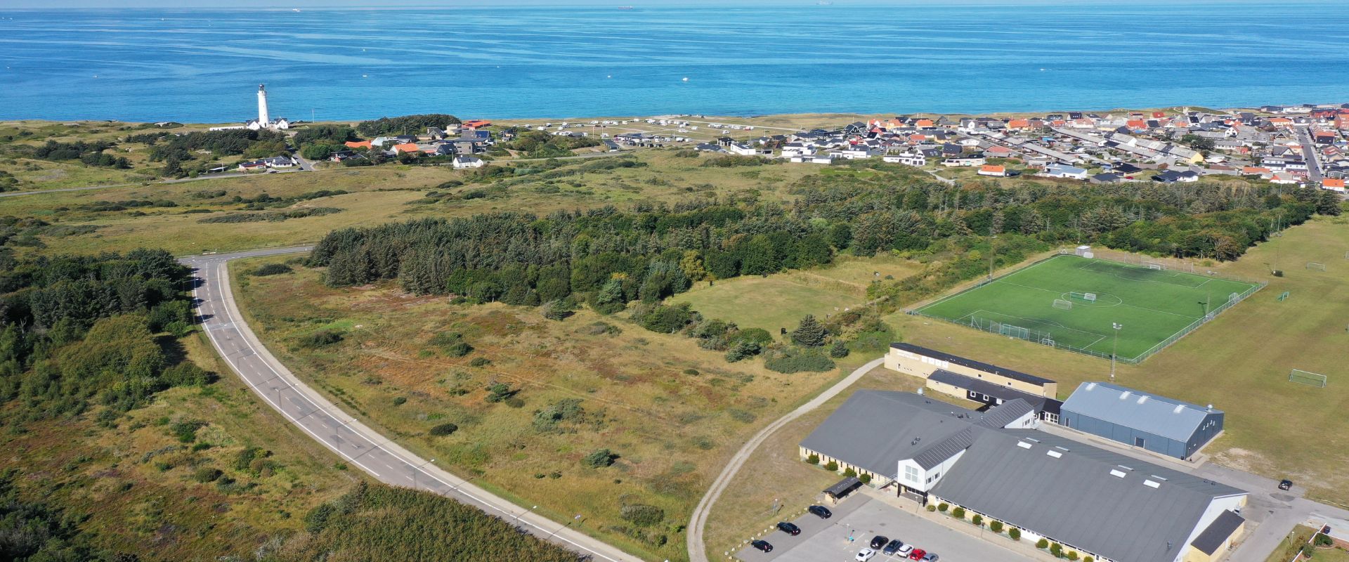 Lejrskole eller træningslejr i Nordjylland tæt på havet, stranden, naturen, byen, havnen og oplevelser. Her er idrætshal, svømmehal, motionscenter, bordtennishal og masser af værelser til overnatning og så har vi et køkken der laver dejligt mad.